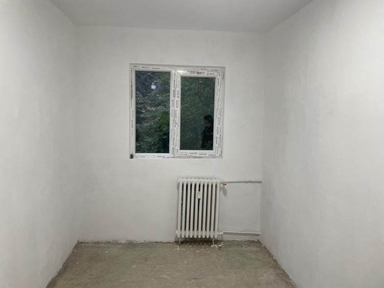 Apartament cu 4 camere semidecomandat în Malu Roșu