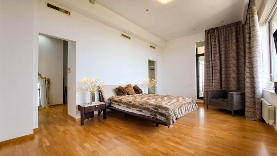 Apartament cu 4 camere semidecomandat, mobilat în Băneasa