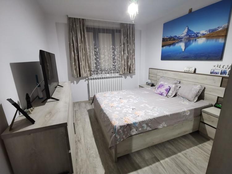 Apartament cu 3 camere semidecomandat, mobilat în Moinești