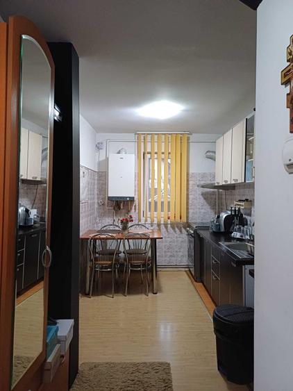 Apartament cu 3 camere semidecomandat în Teilor
