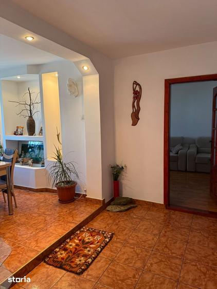 Apartament cu 4 camere decomandat în Calea București