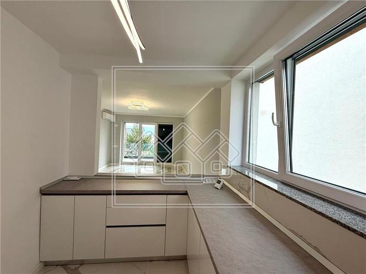 Apartament cu 3 camere semidecomandat în Cristian