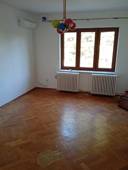 Casă cu 5 camere cu Teren 275 Mp în Tineretului