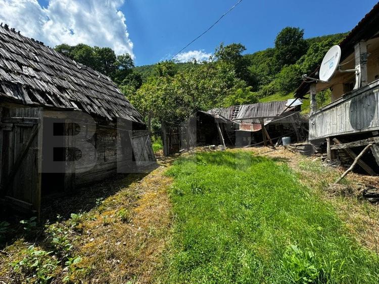 Casă individuală cu 2 camere cu Teren 9340 Mp în Exterior Sud