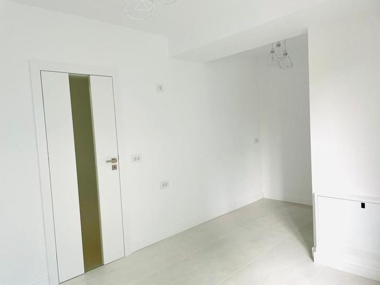 Apartament cu 4 camere semidecomandat în Arcul de Triumf