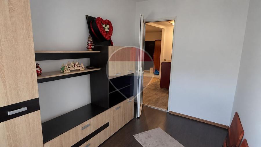 Apartament cu 3 camere semidecomandat în Iris