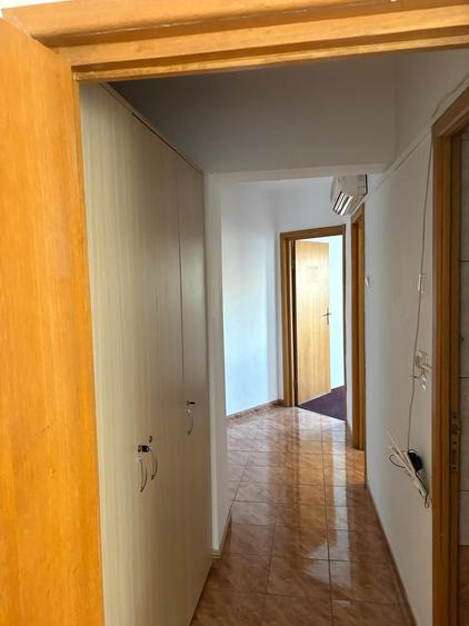 Apartament cu 3 camere decomandat în P-ța Victoriei