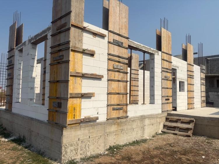 Casă individuală cu 2 camere cu Teren 250 Mp în Central