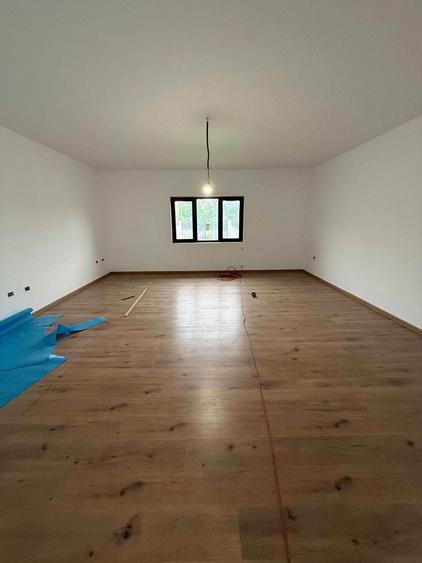 Casă individuală cu 4 camere cu Canalizare în Chercea