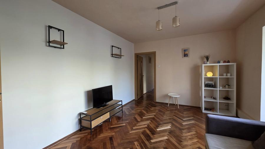 Apartament cu 3 camere semidecomandat, mobilat în Circumvalațiunii