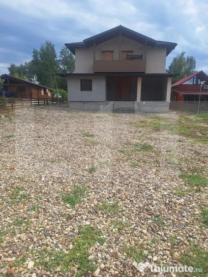 Casă cu 7 camere cu Teren 1000 Mp în Central