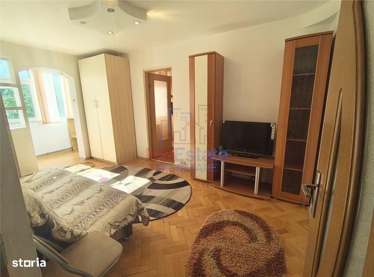 Apartament cu 3 camere semidecomandat în Alexandru cel Bun