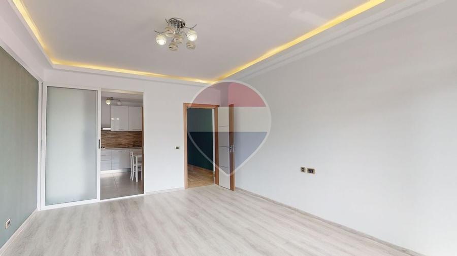 Apartament cu 2 camere decomandat în Tractorul