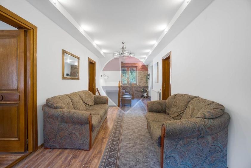 Casă individuală cu 13 camere cu Teren 4780 Mp în Moieciu de Sus