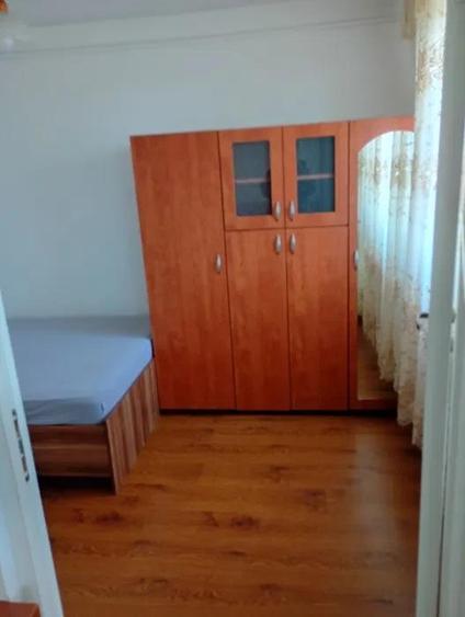 Apartament cu 3 camere nedecomandat, mobilat în Podu Roș