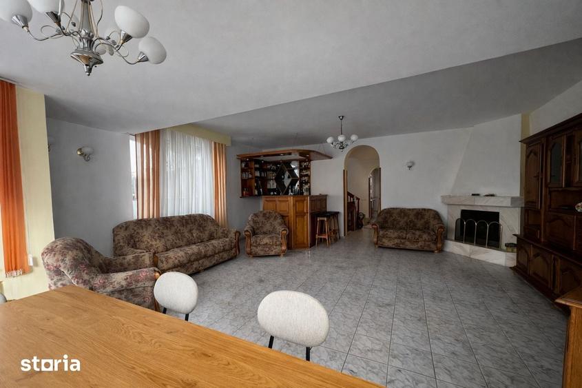 Casă cu 8 camere cu Teren 950 Mp în Piața