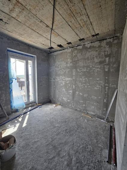 Apartament cu 3 camere decomandat în Europa