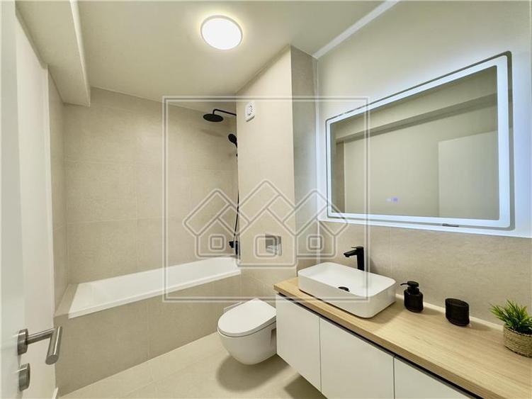 Penthouse cu 3 camere semidecomandat, mobilat în Exterior Vest