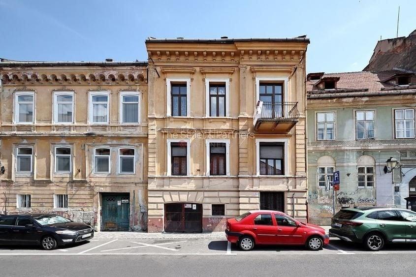 Apartament cu 4 camere semidecomandat în Centrul Istoric