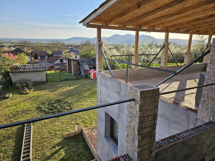 Casă cu 5 camere cu Teren 463 Mp în Hărău