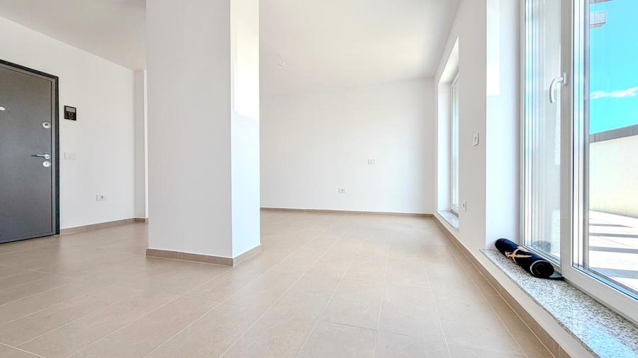 Apartament cu 2 camere decomandat în Tractorul