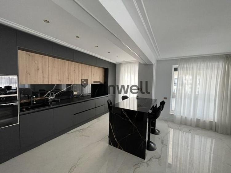 Penthouse cu 5 camere decomandat, mobilat în Central