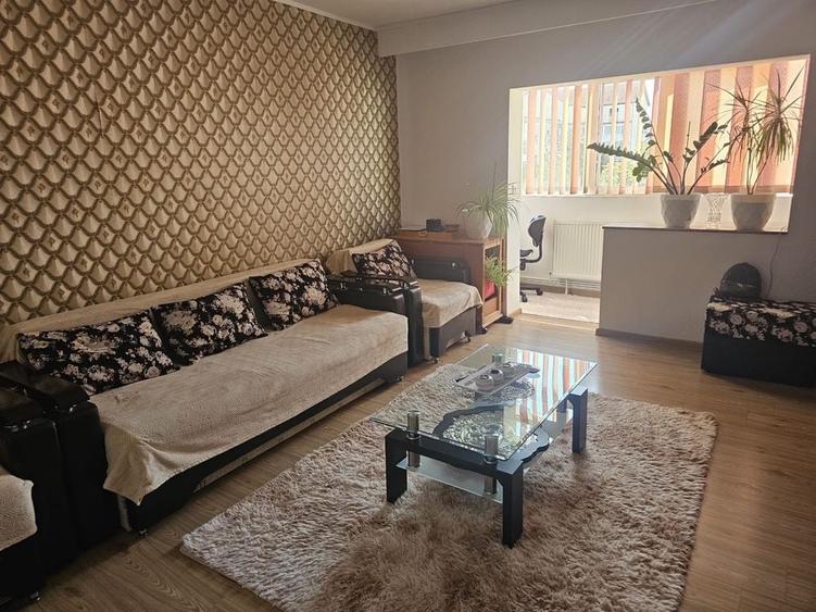 Apartament cu 3 camere decomandat în Găvana