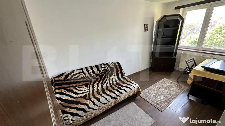 Apartament cu 3 camere semidecomandat în Cetate