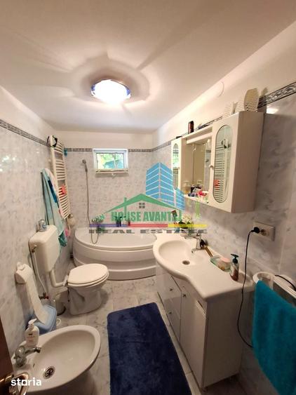Casă cu 7 camere cu Teren 2428 Mp în Central