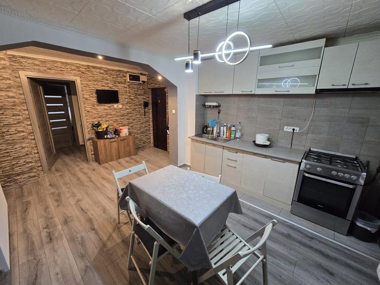Apartament cu 4 camere decomandat în 1 Mai