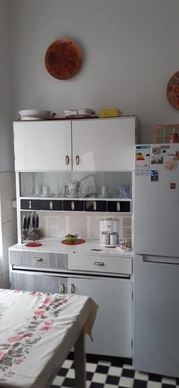 Apartament cu 3 camere semidecomandat, mobilat în Central