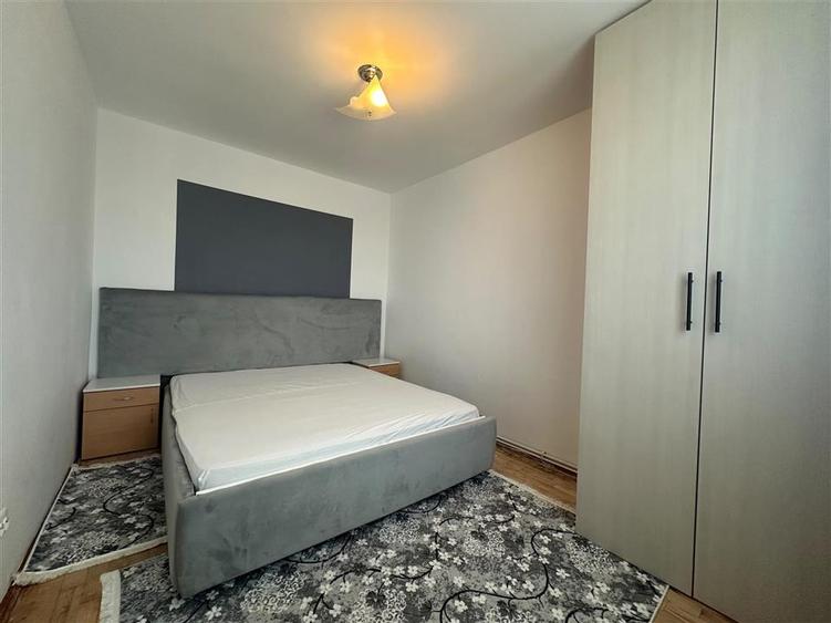 Apartament cu 3 camere semidecomandat, mobilat în Podu Roș