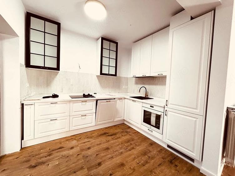 Casă cu 6 camere cu Teren 250 Mp în Domenii