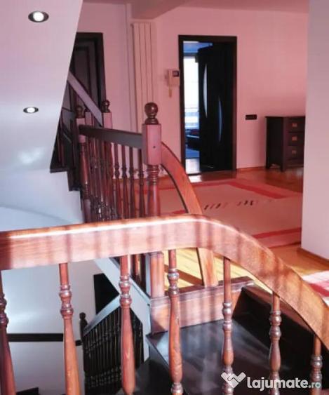 Casă cu 7 camere cu Teren 430 Mp în Florilor