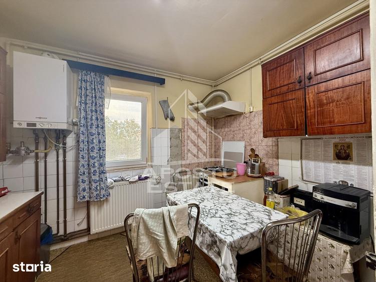 Apartament cu 3 camere semidecomandat în Complex Studențesc