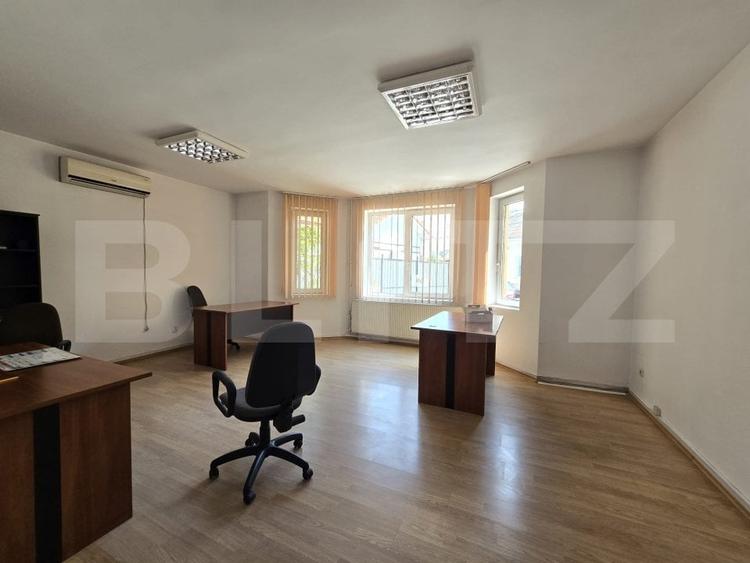 Casă individuală cu 9 camere cu Canalizare în Semicentral