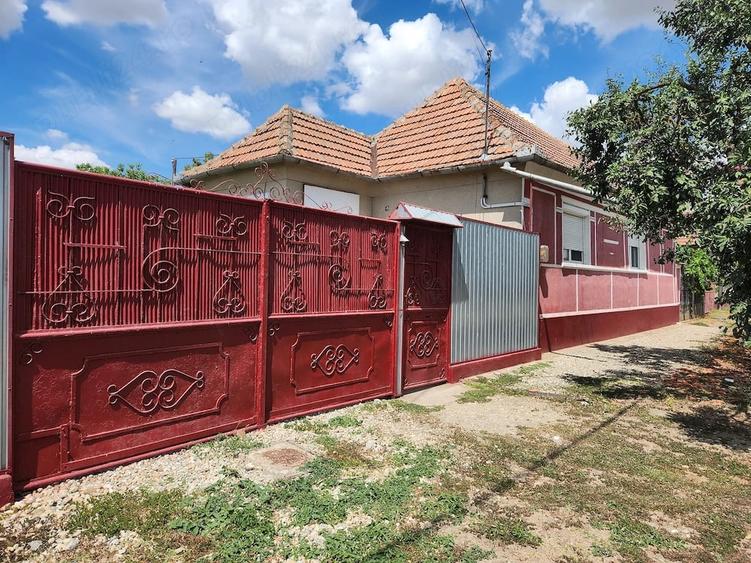 Casă cu 2 camere cu Teren 1600 Mp în Toboliu