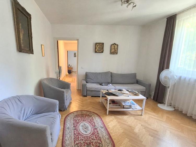 Apartament cu 3 camere semidecomandat în Dristor