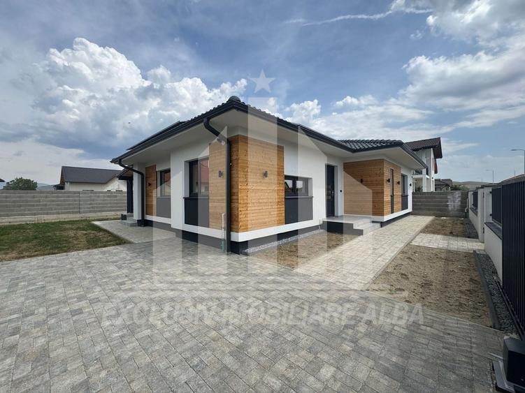 Casă individuală cu 4 camere cu Canalizare în Micești