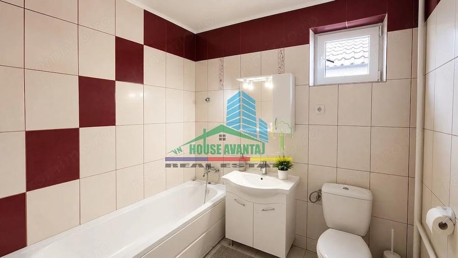 Casă cu 8 camere cu Teren 500 Mp în Vest