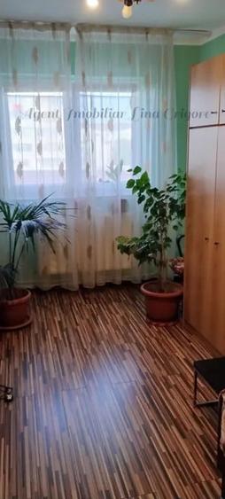 Apartament cu 5 camere decomandat în Est