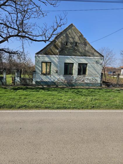 Casă cu 3 camere în Comloșu Mare