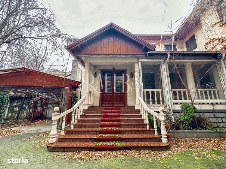Casă cu 9 camere cu Teren 450 Mp în Universitate
