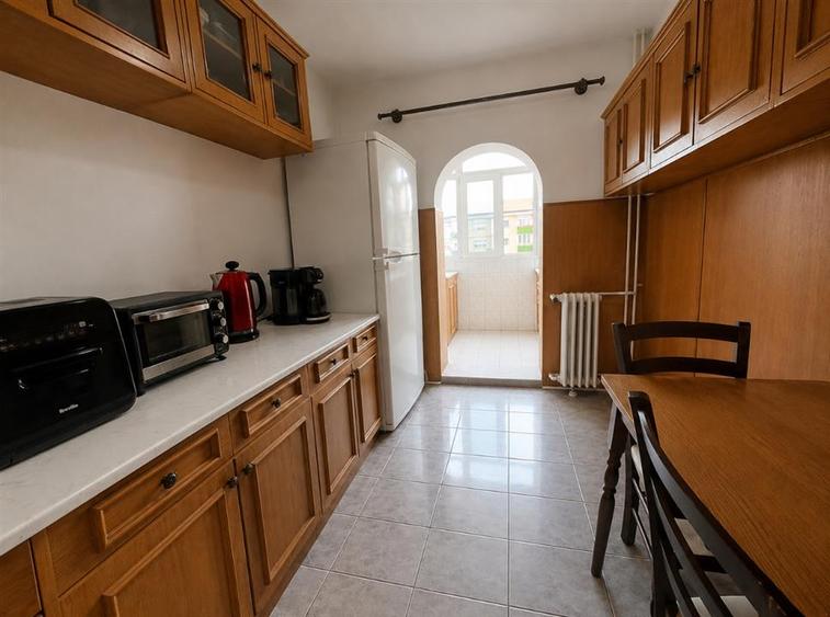 Apartament cu 3 camere decomandat în Nufărul