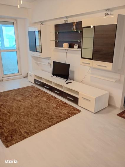 Apartament cu 3 camere semidecomandat în Obor