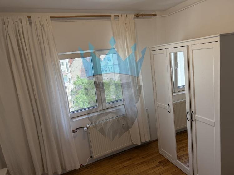Apartament cu 3 camere semidecomandat, mobilat în P-ța Romană