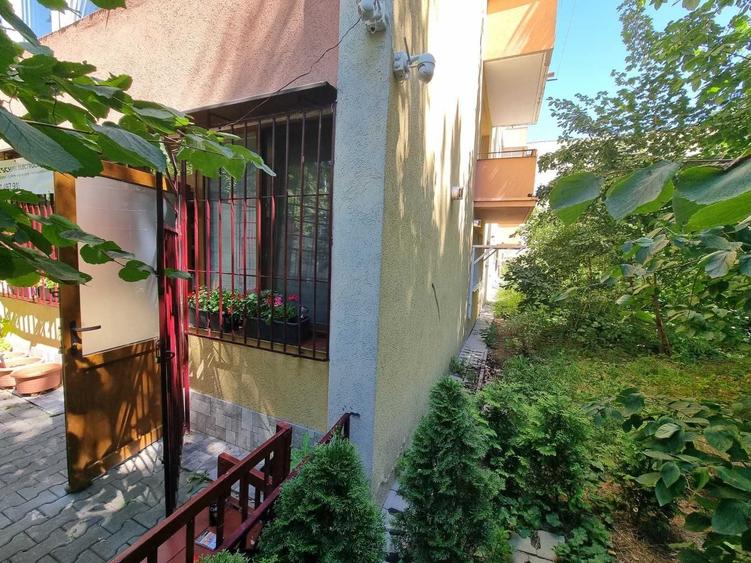 Apartament cu 3 camere semidecomandat în Calea București