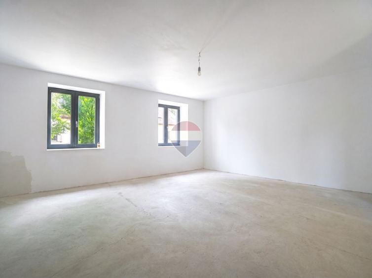 Casă cu 5 camere cu Teren 450 Mp în Cristian