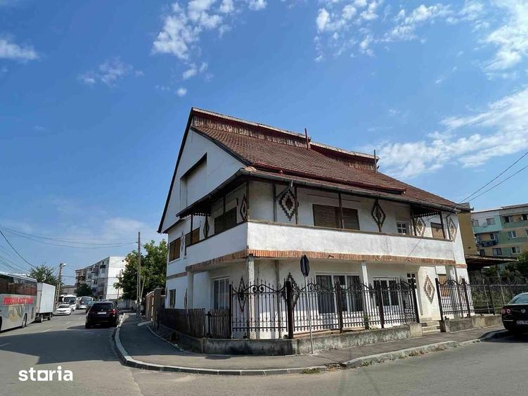 Casă cu 5 camere cu Teren 660 Mp în Central