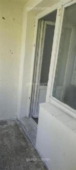 Apartament cu 3 camere semidecomandat în Berceni